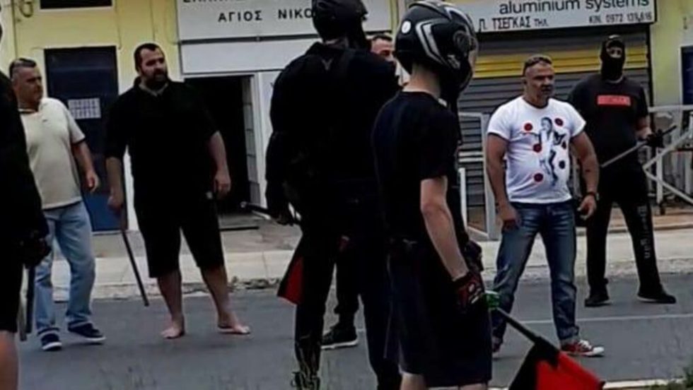 Tα μέλη της εγκληματικής οργάνωσης παραταγμένα μπροστά από τα γραφεία του εργοδοτικού σωματείου «Αγιος Νικόλαος» λίγο πριν από την επίθεση